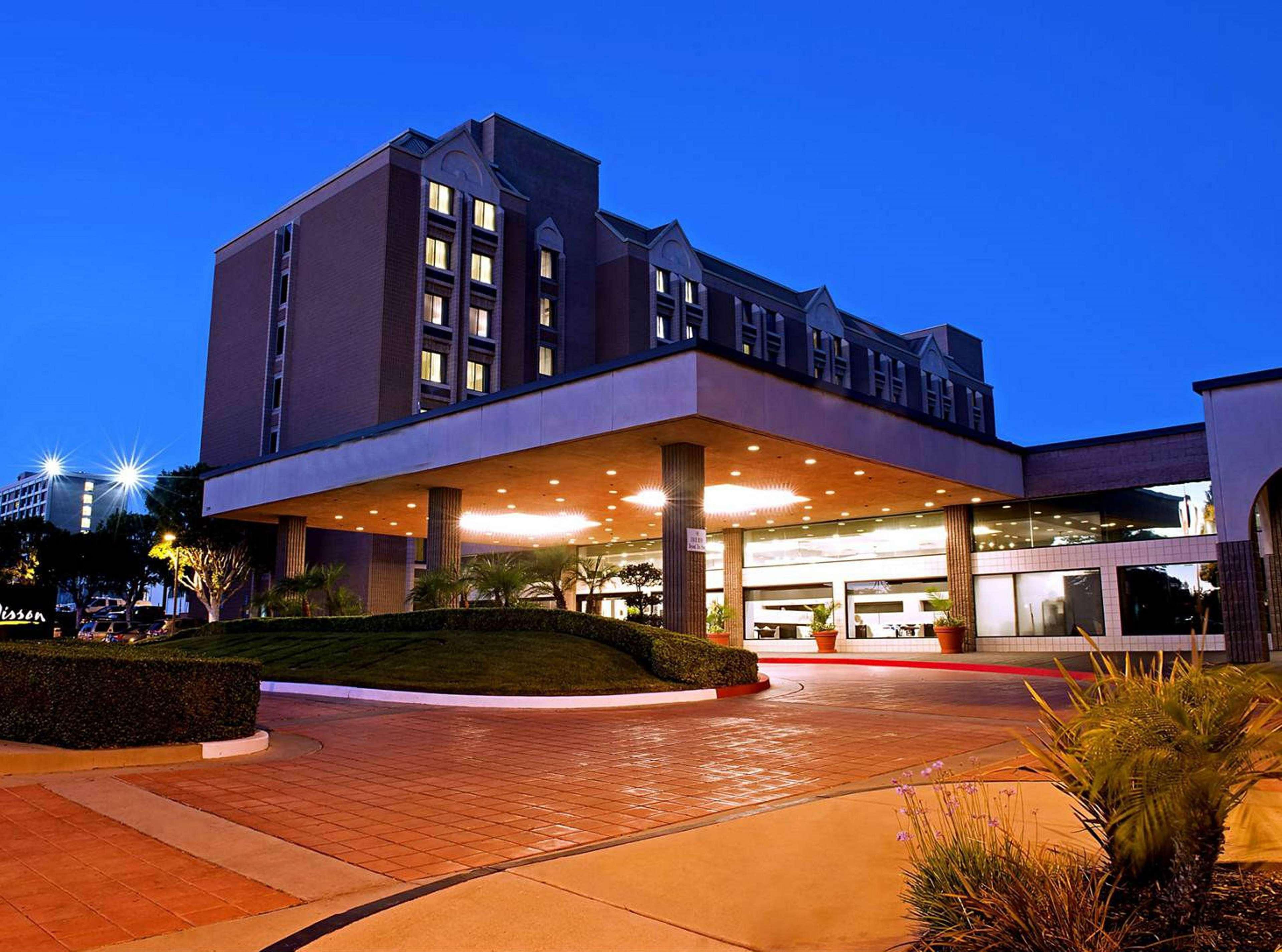Отель Doubletree By Hilton Уиттиер Экстерьер фото