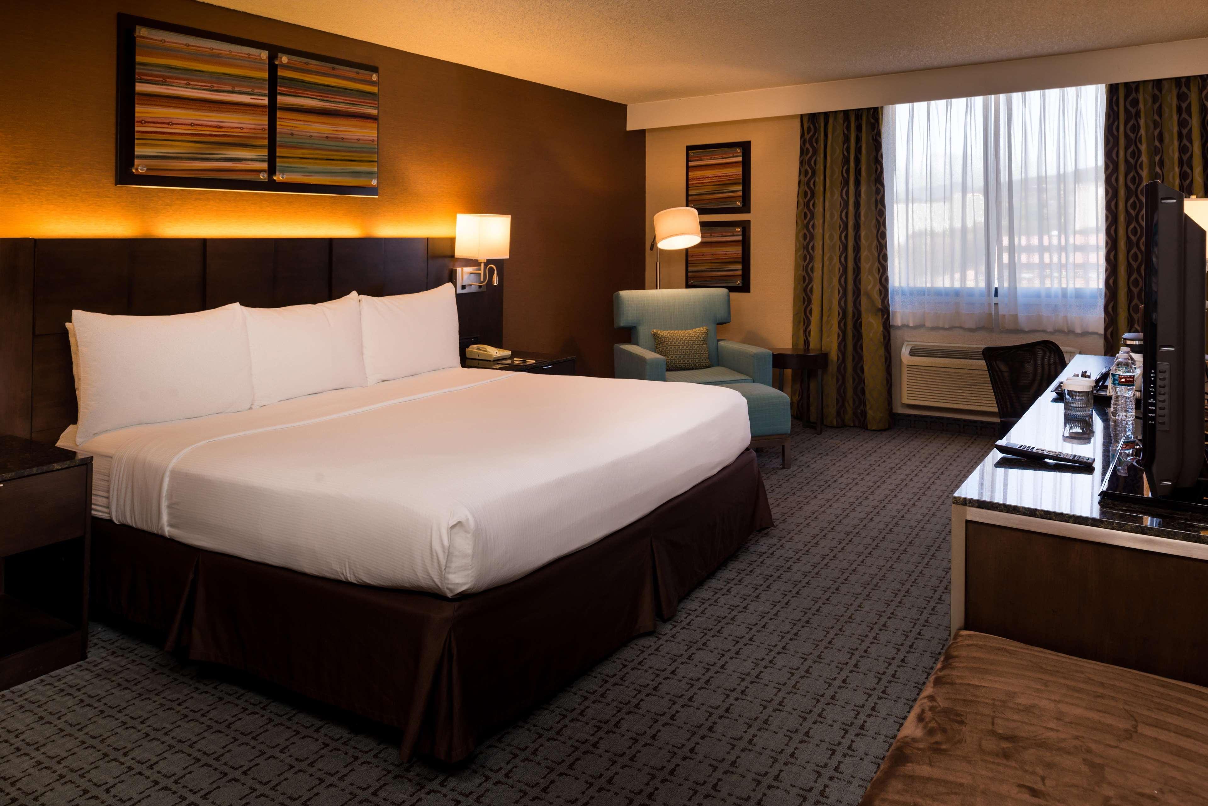 Отель Doubletree By Hilton Уиттиер Экстерьер фото