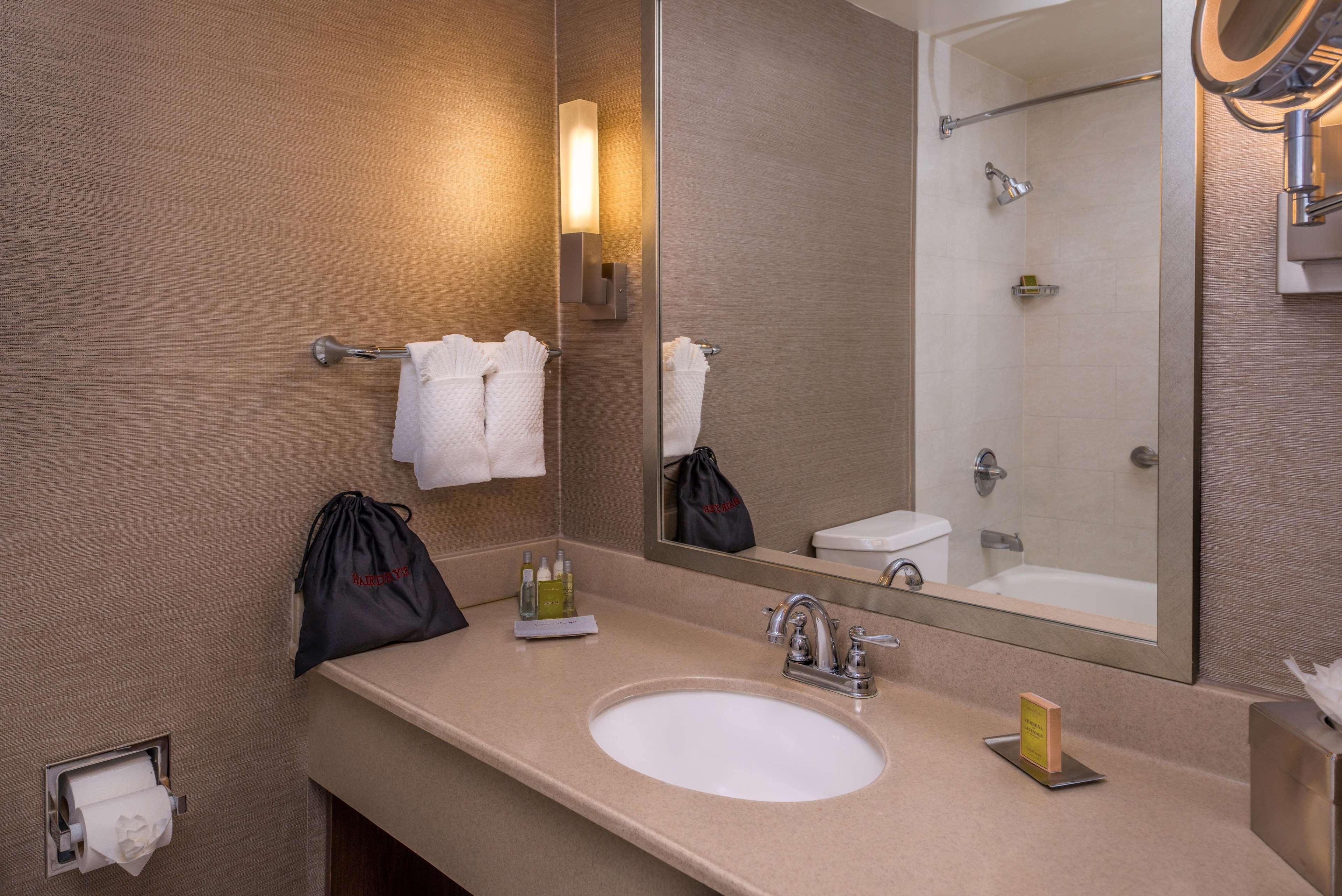 Отель Doubletree By Hilton Уиттиер Номер фото