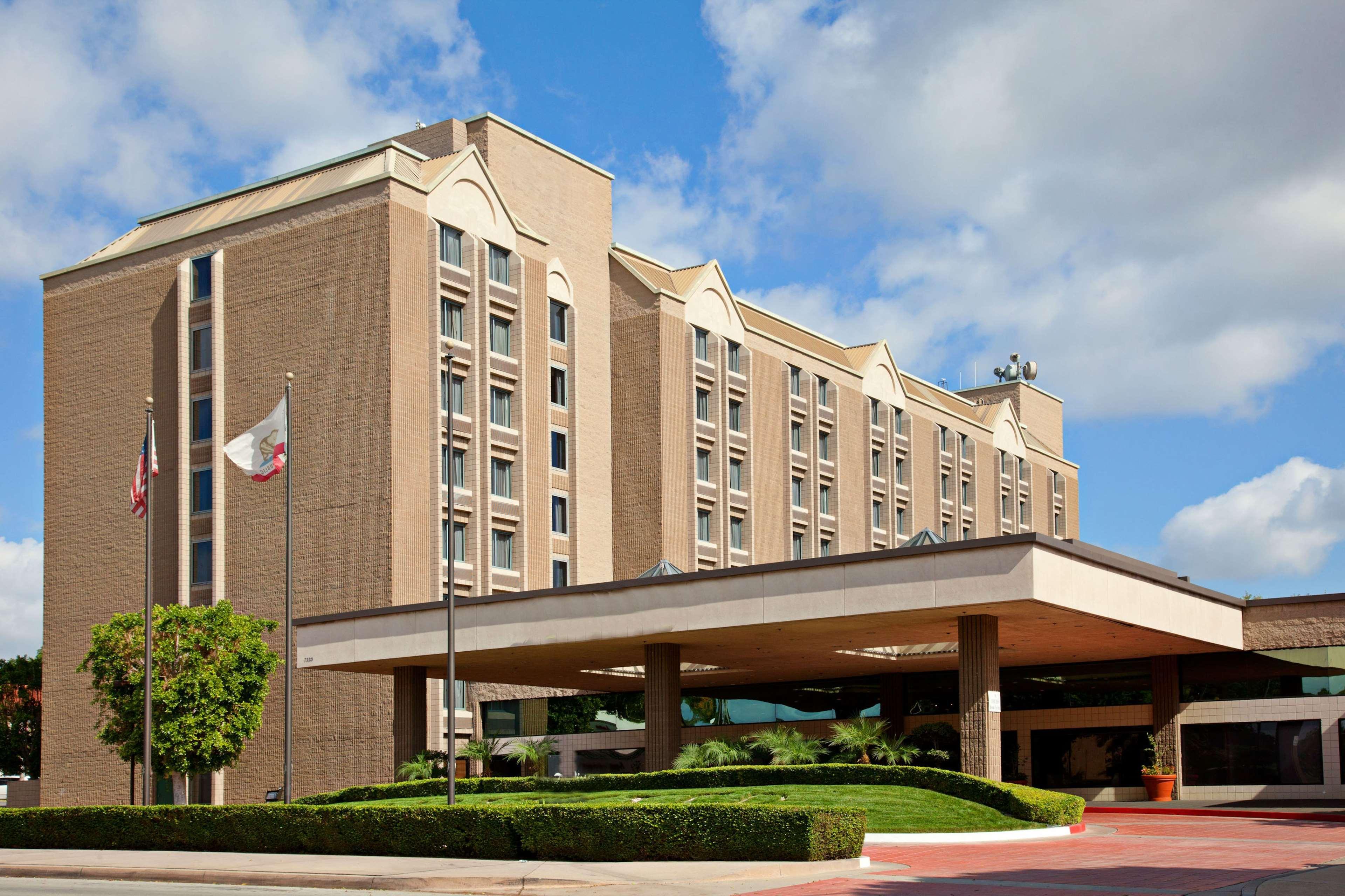 Отель Doubletree By Hilton Уиттиер Экстерьер фото