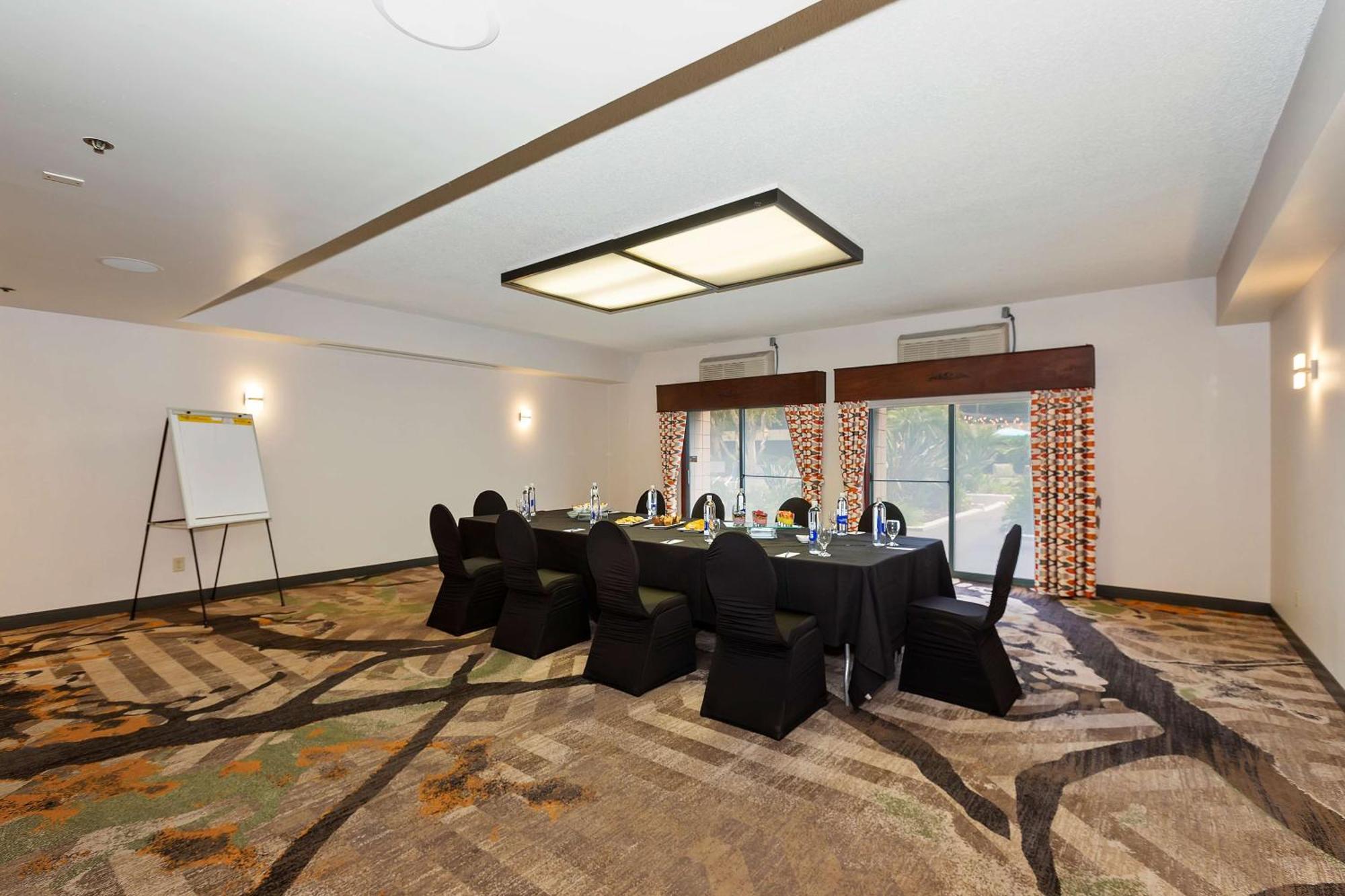 Отель Doubletree By Hilton Уиттиер Экстерьер фото