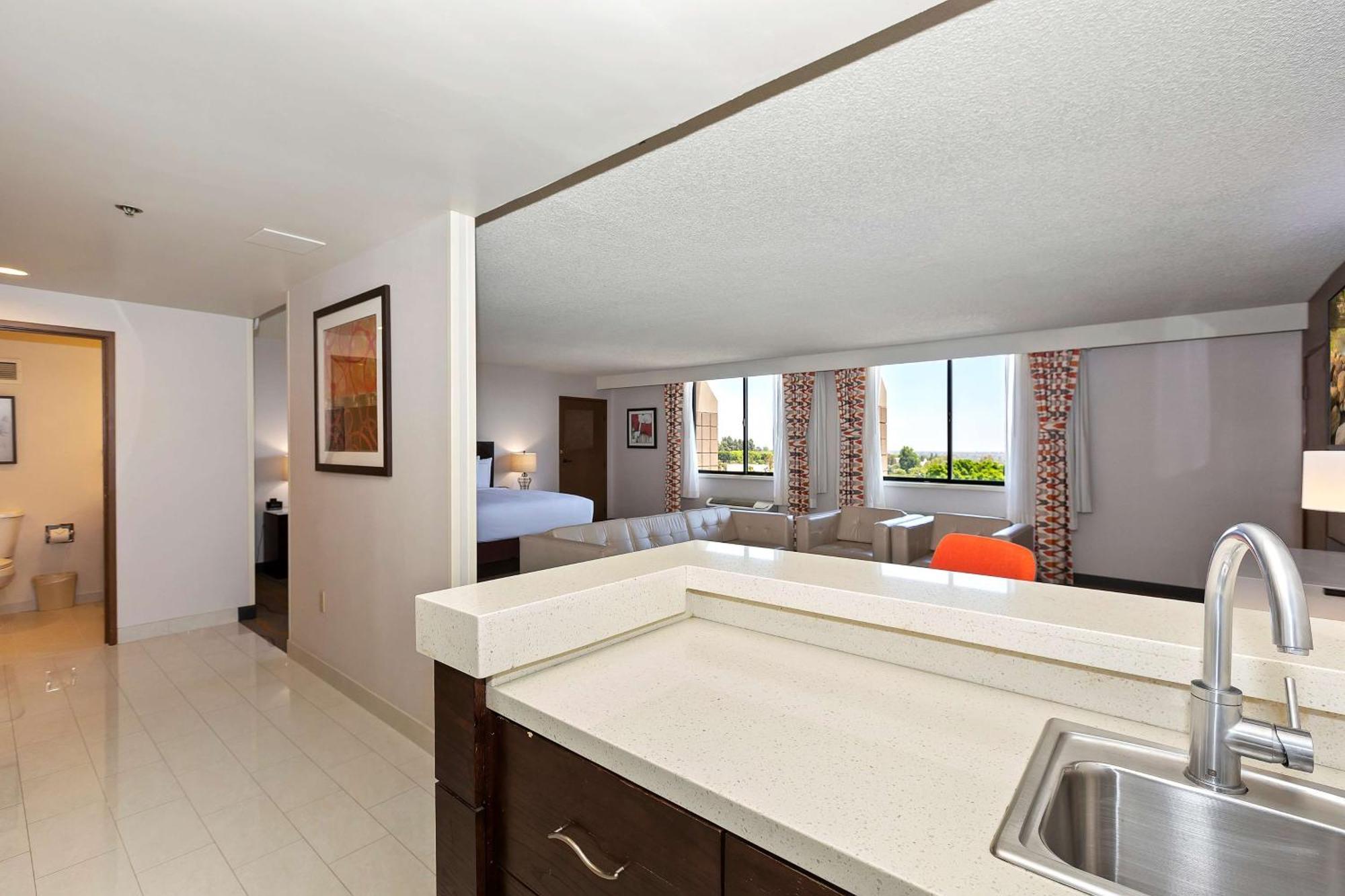 Отель Doubletree By Hilton Уиттиер Экстерьер фото