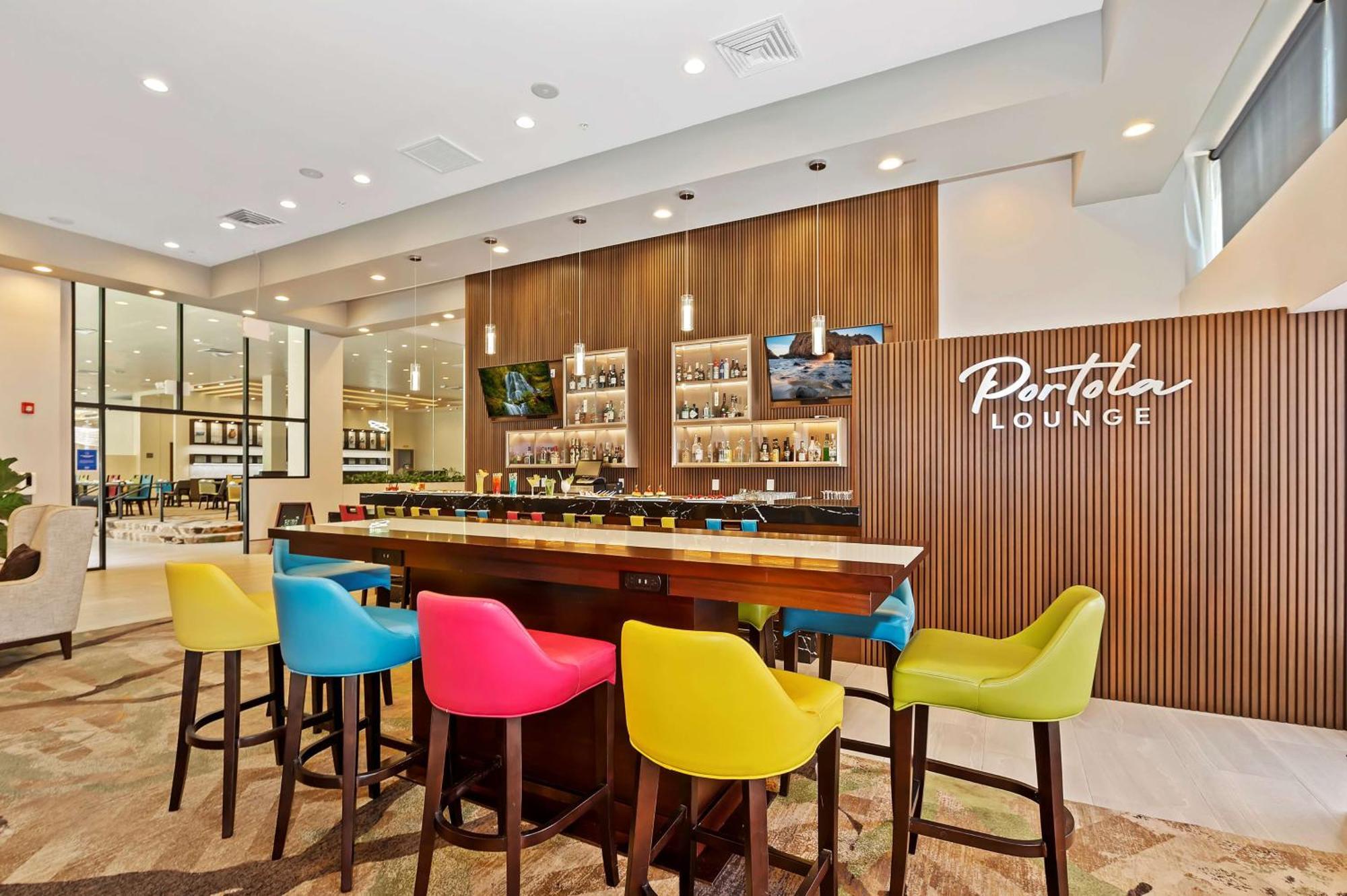 Отель Doubletree By Hilton Уиттиер Экстерьер фото