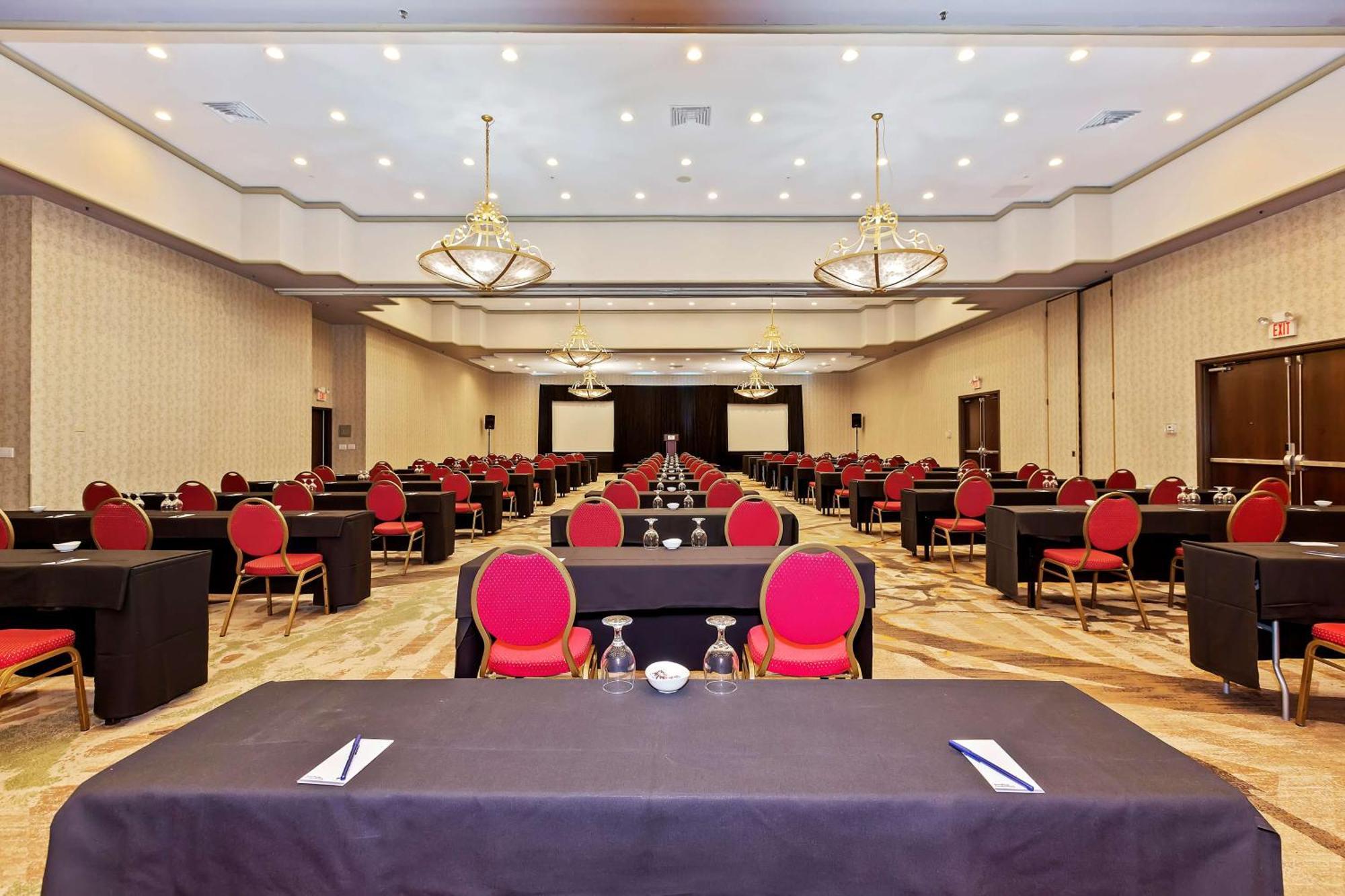 Отель Doubletree By Hilton Уиттиер Экстерьер фото