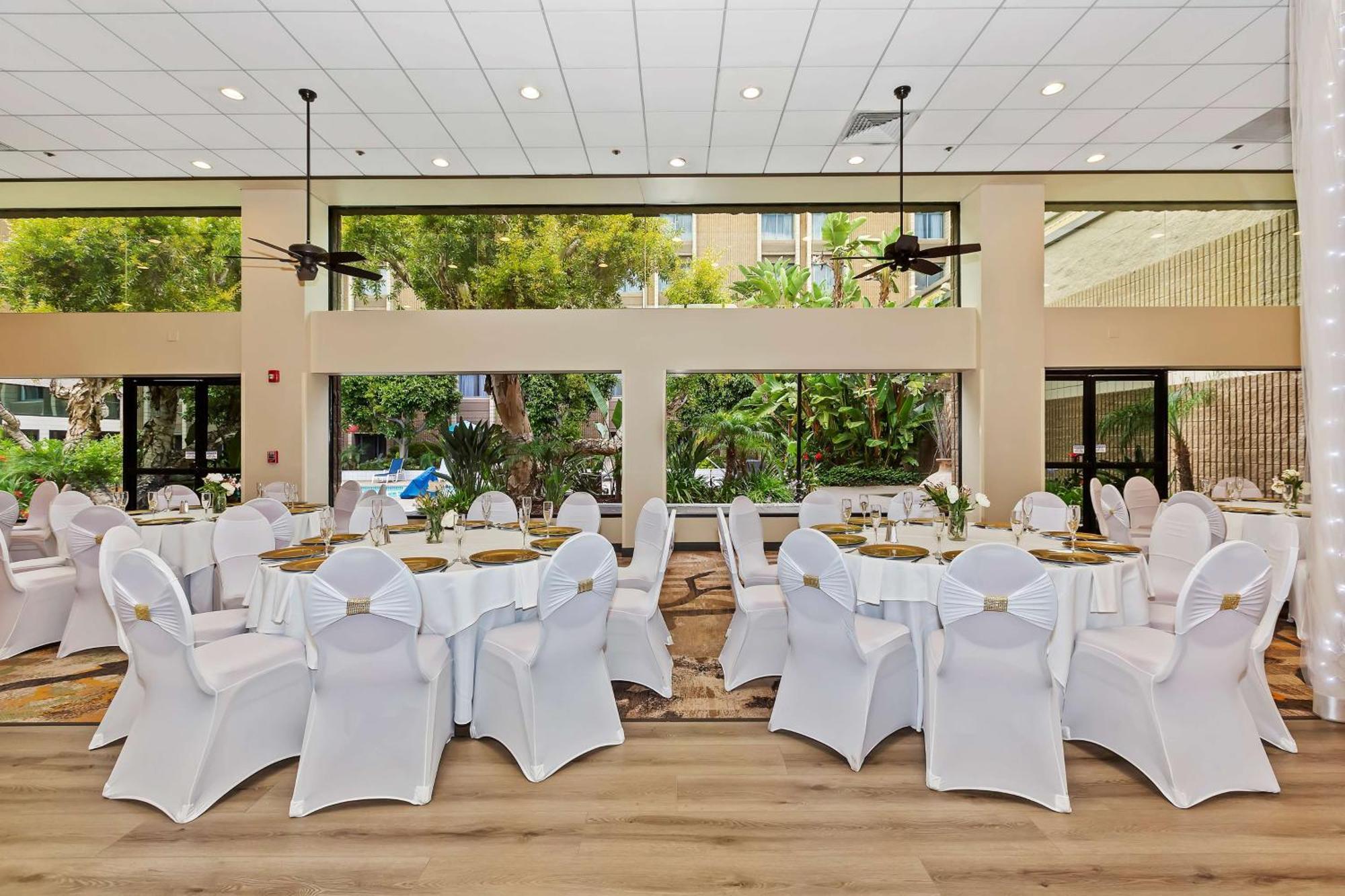 Отель Doubletree By Hilton Уиттиер Экстерьер фото