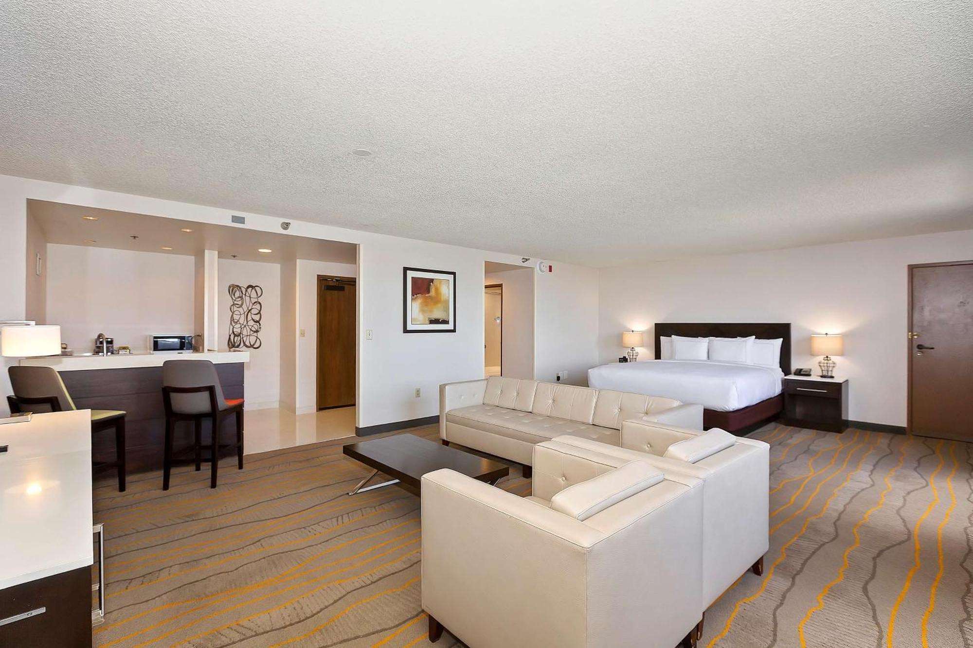 Отель Doubletree By Hilton Уиттиер Экстерьер фото