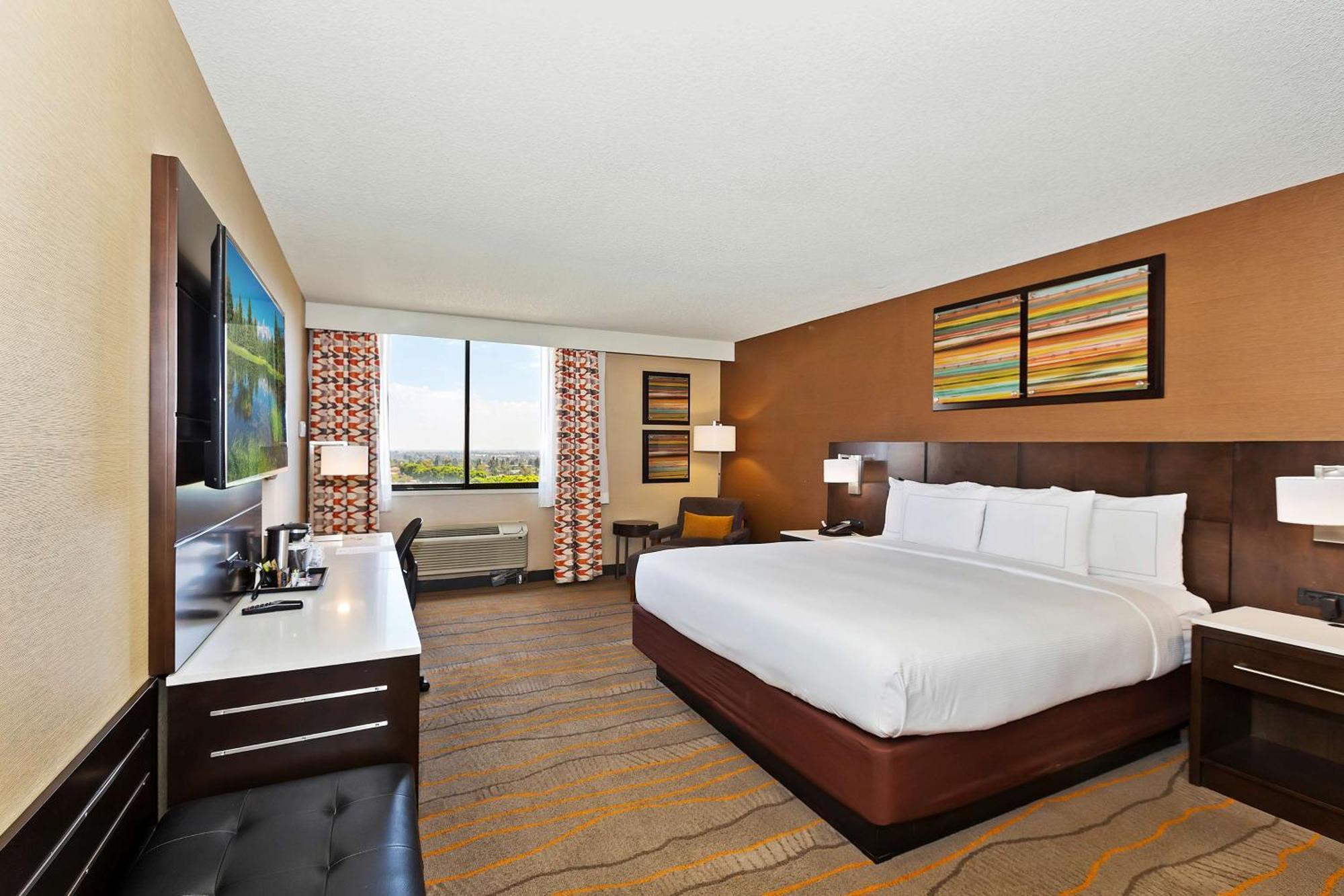 Отель Doubletree By Hilton Уиттиер Экстерьер фото