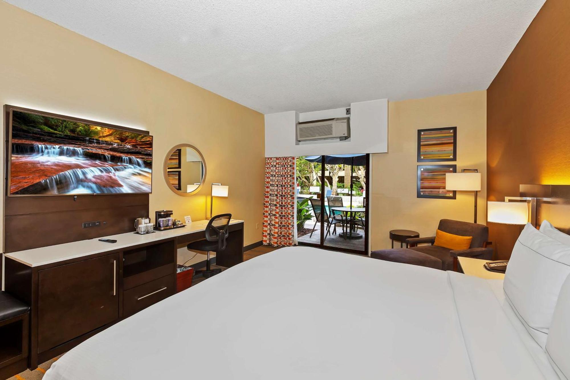 Отель Doubletree By Hilton Уиттиер Экстерьер фото