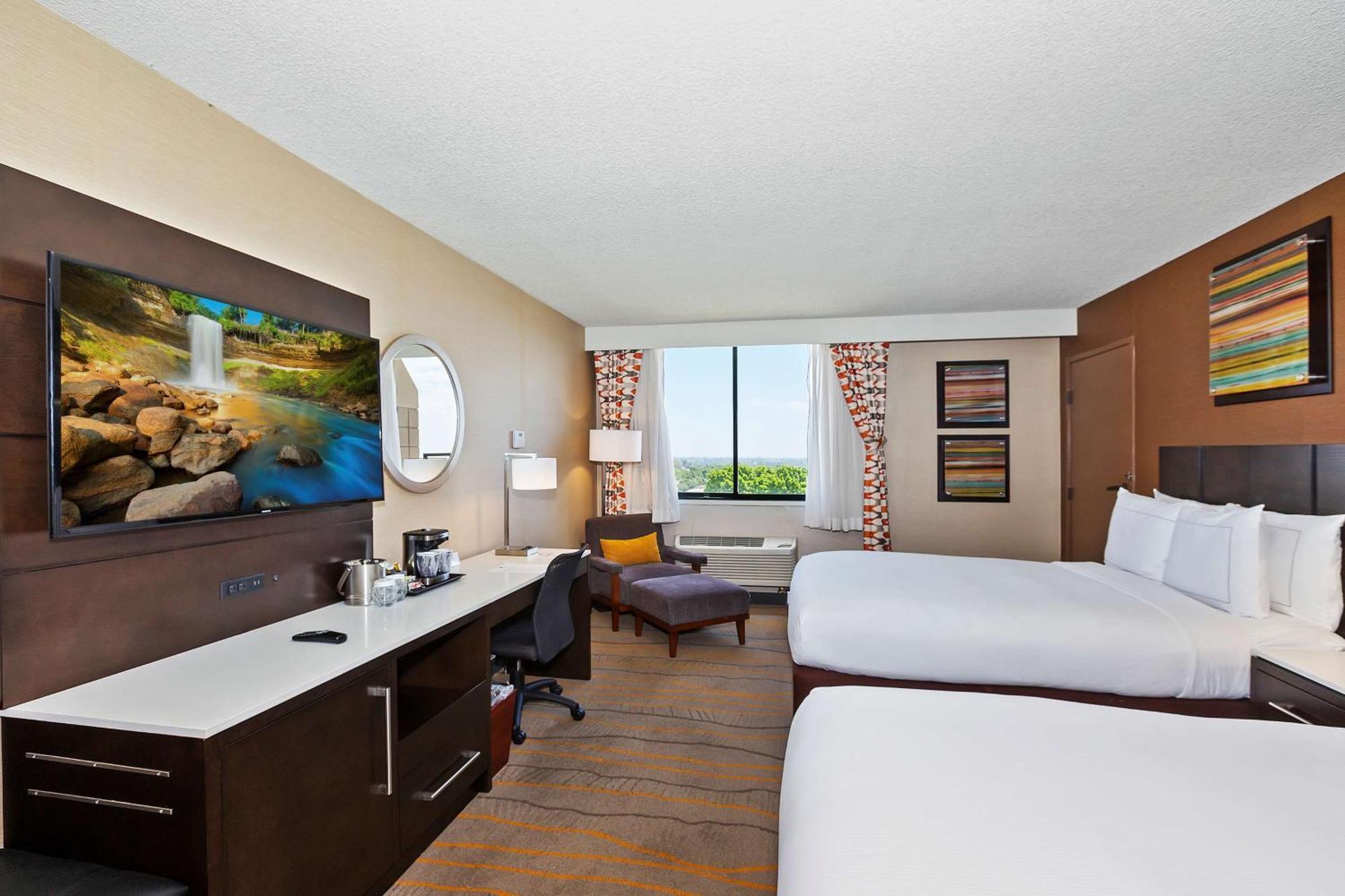 Отель Doubletree By Hilton Уиттиер Экстерьер фото