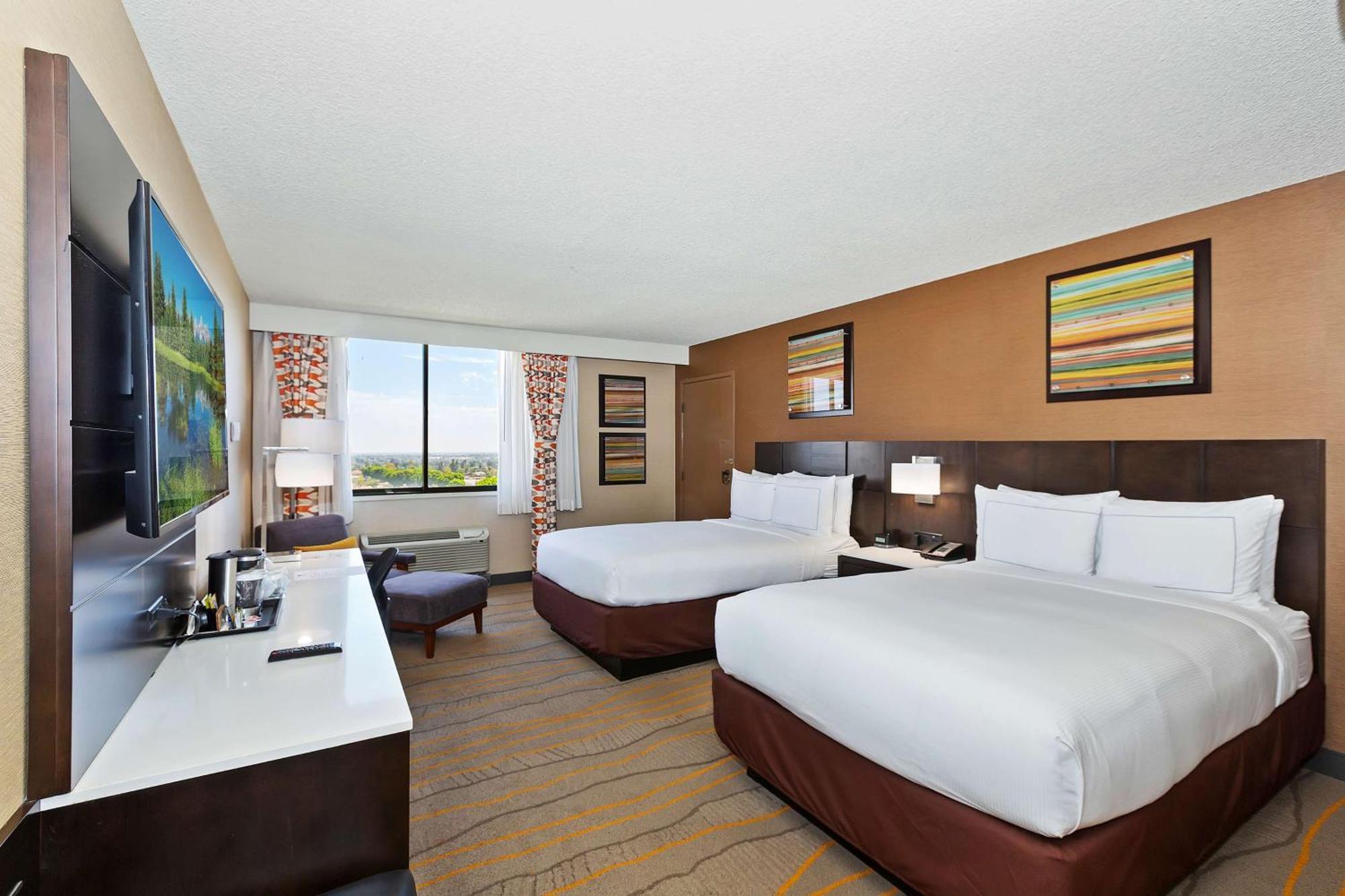 Отель Doubletree By Hilton Уиттиер Экстерьер фото
