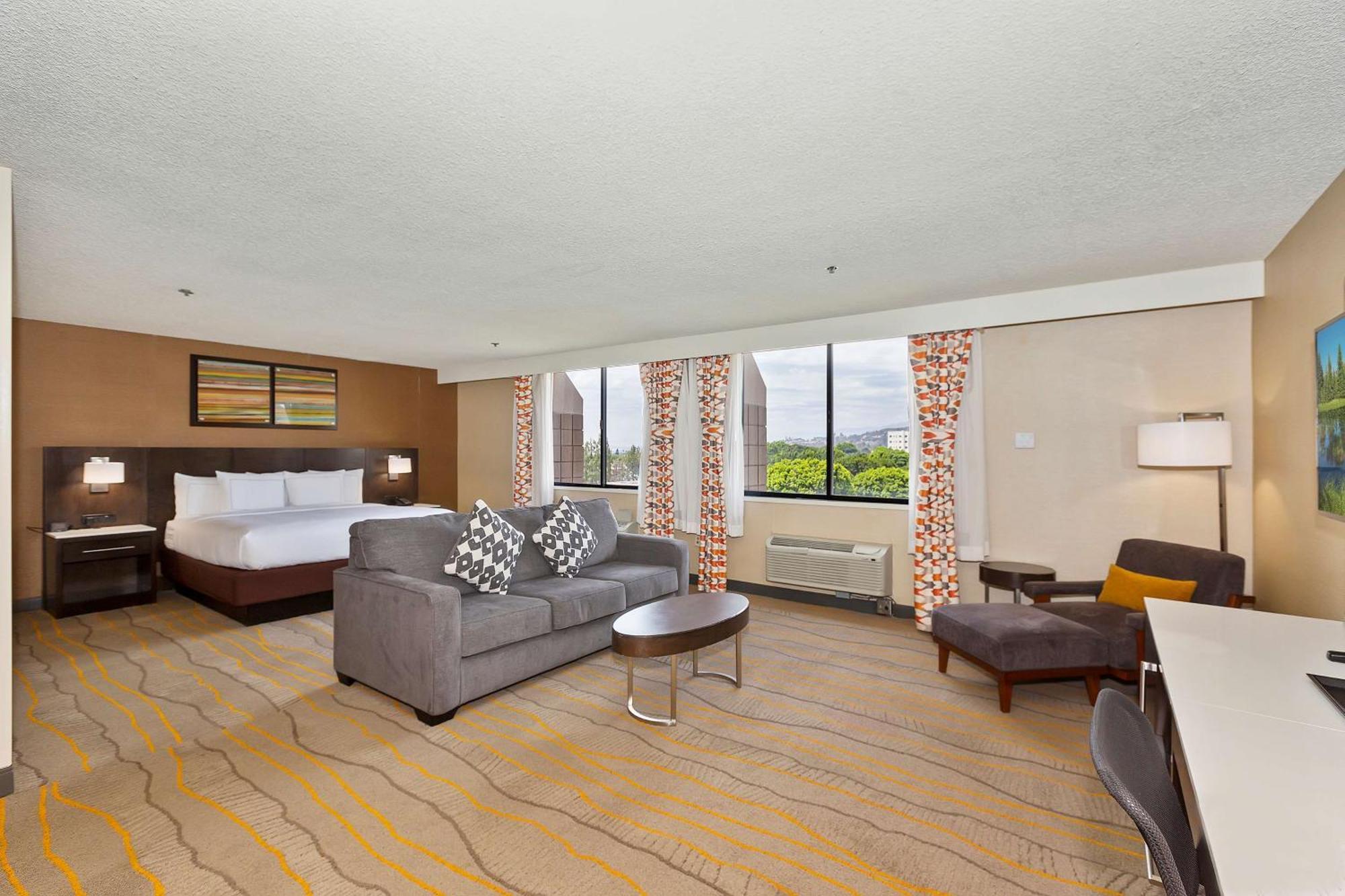 Отель Doubletree By Hilton Уиттиер Экстерьер фото