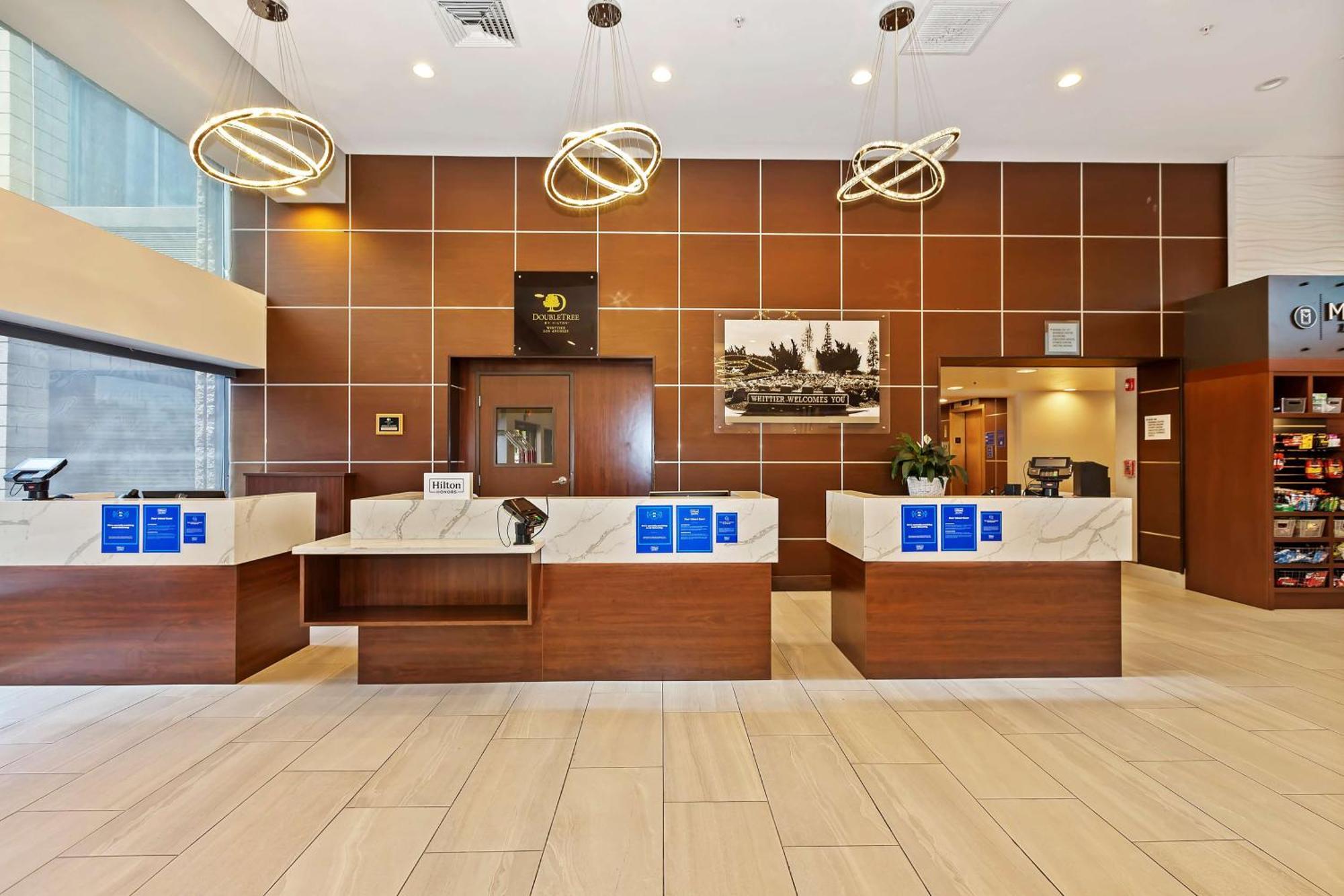 Отель Doubletree By Hilton Уиттиер Экстерьер фото