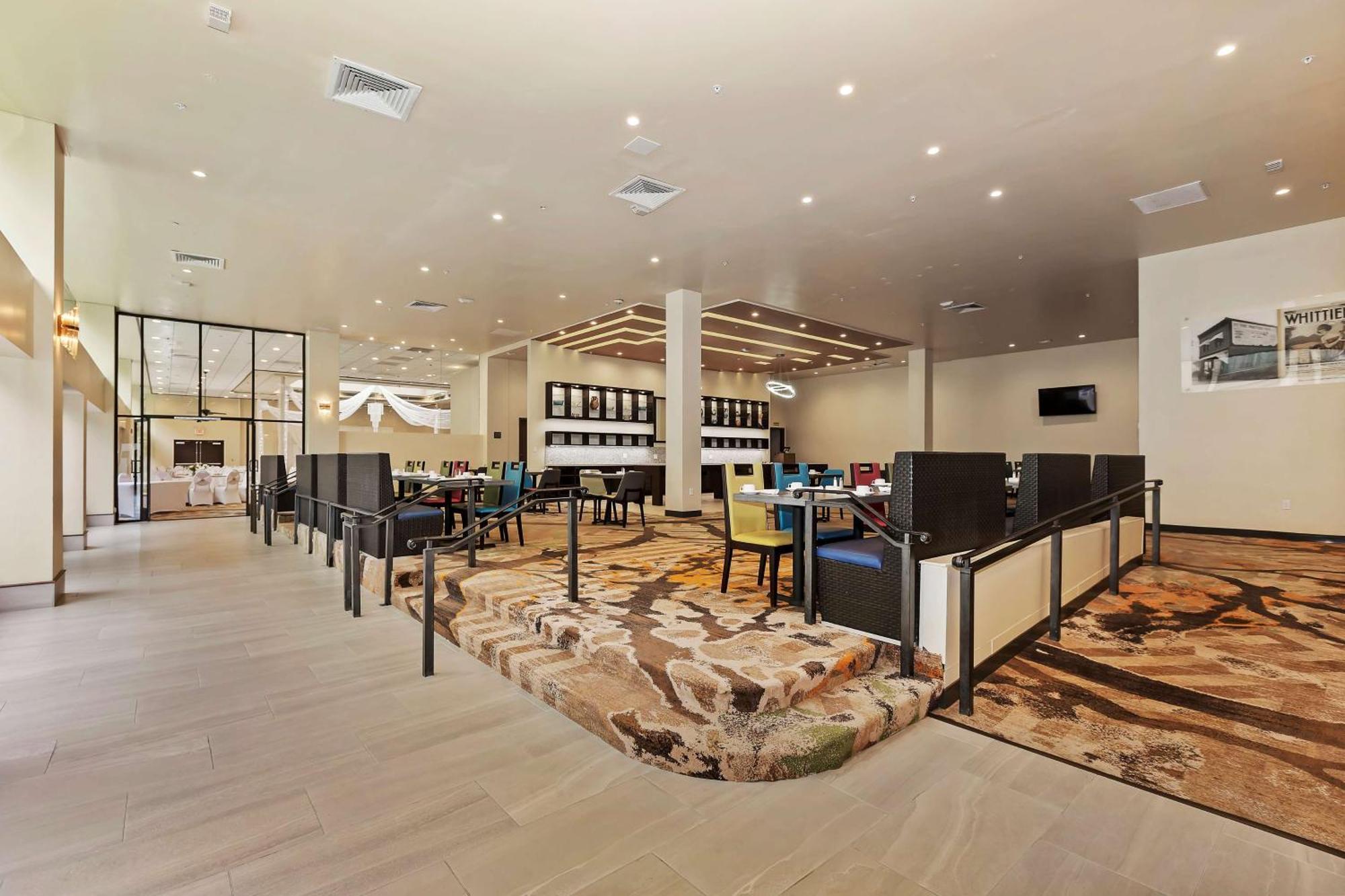 Отель Doubletree By Hilton Уиттиер Экстерьер фото