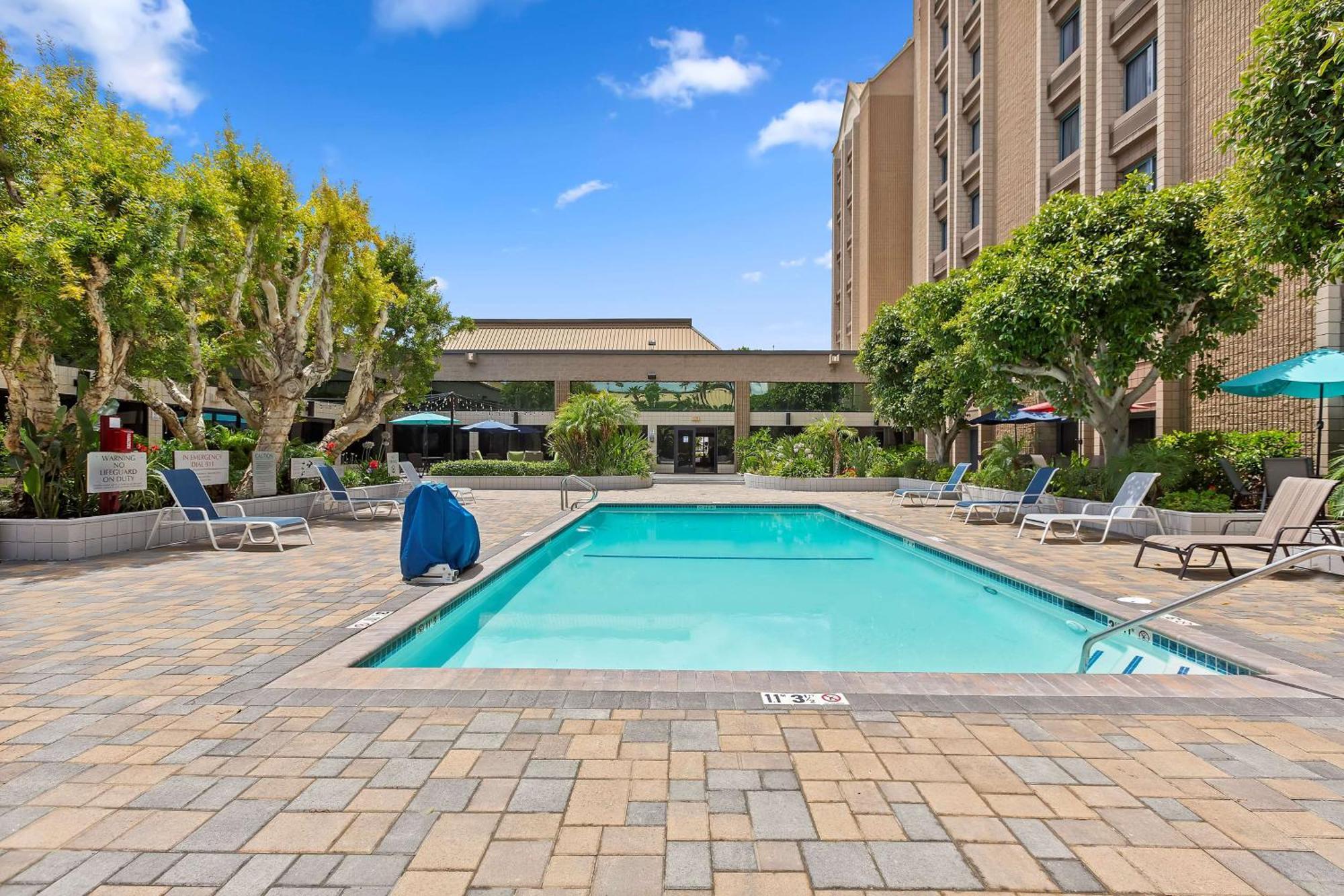 Отель Doubletree By Hilton Уиттиер Экстерьер фото