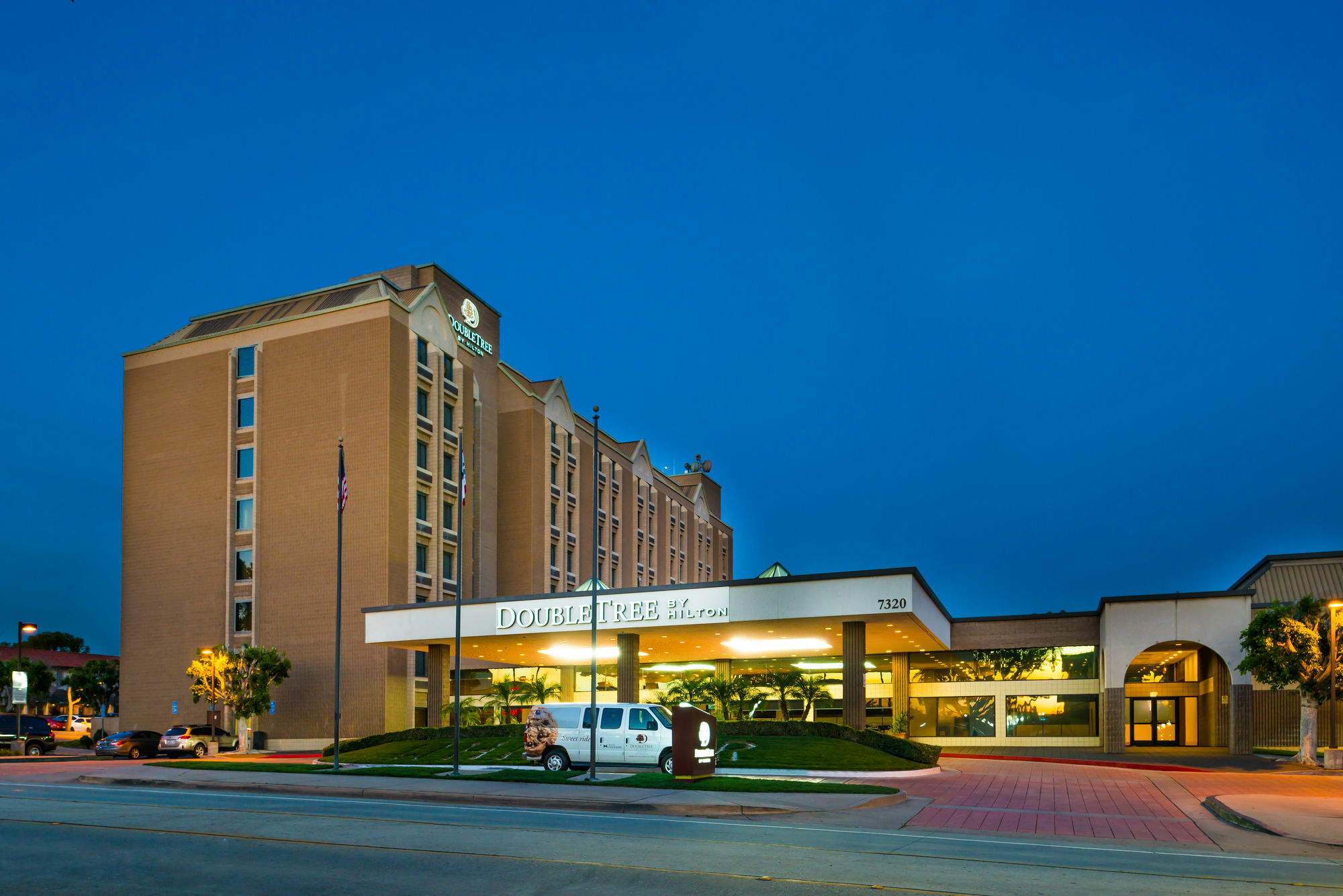 Отель Doubletree By Hilton Уиттиер Экстерьер фото