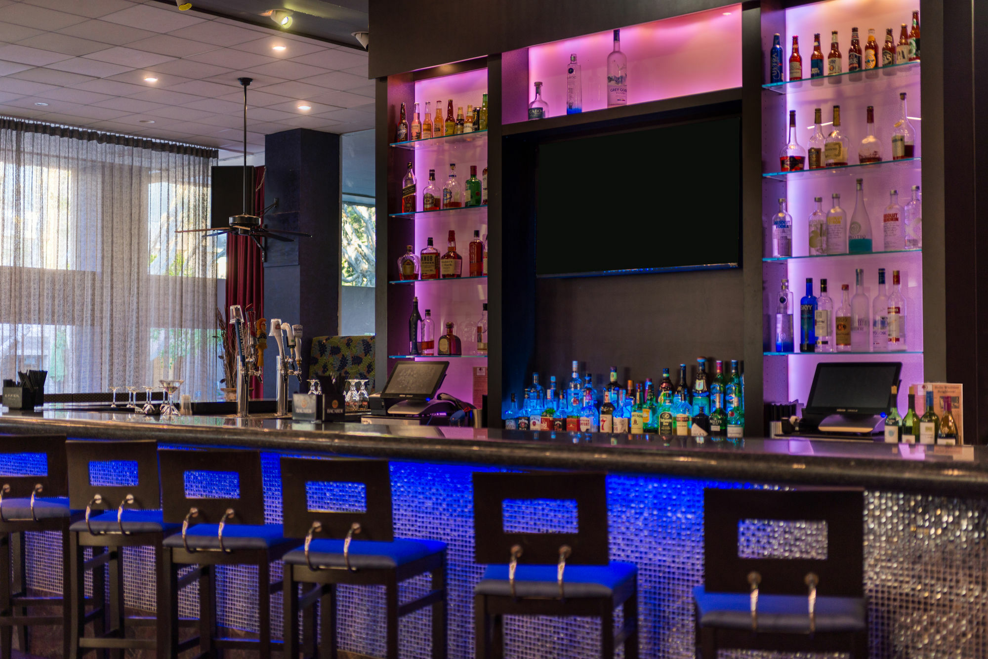 Отель Doubletree By Hilton Уиттиер Экстерьер фото