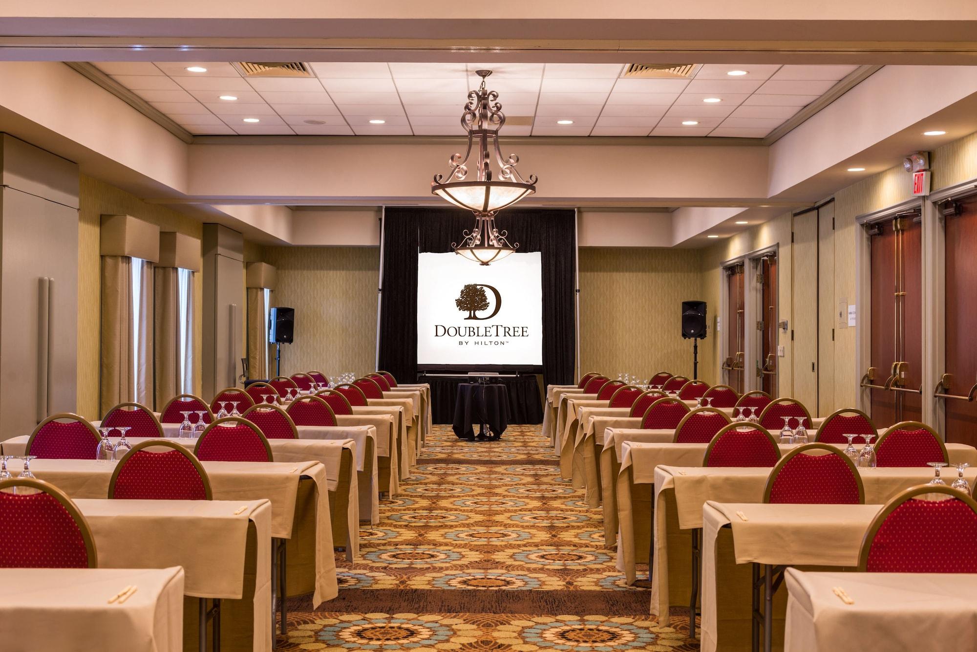 Отель Doubletree By Hilton Уиттиер Экстерьер фото